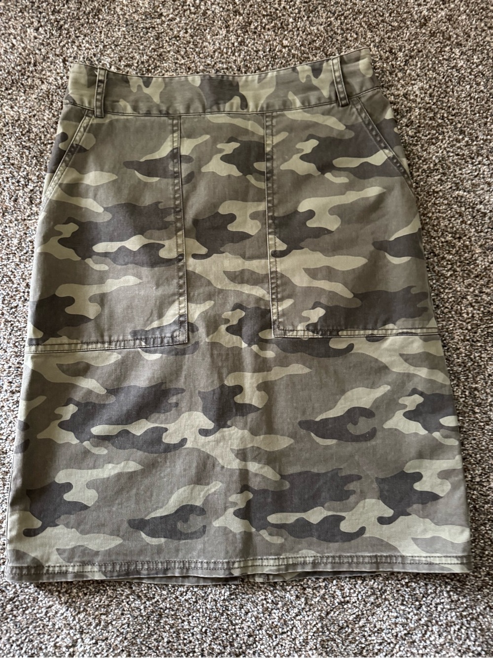Banana Republic women’s Camo Utility Pencil Skirt - Olive Green 0/28 : side zip